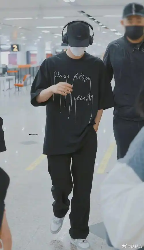 刘耀文机场全黑造型饭拍