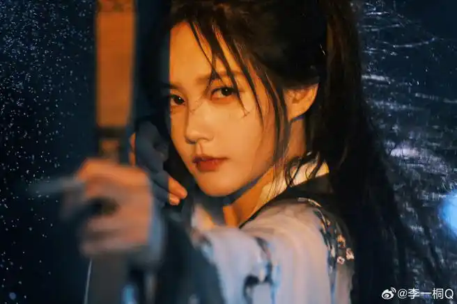 李一桐侠女执剑#    已经脑补出一人一马仗剑走天涯的侠女剧情…丫Ζ