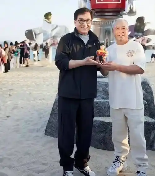 60岁的李宁和62岁的妻子的照片,李宁长得像爷爷,老婆依然美如少女