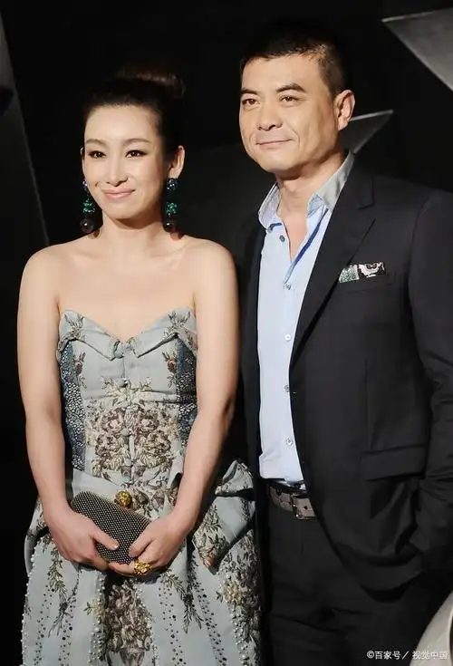 2004年,刚下飞机的秦海璐收到了男友李厚霖发来的一条信息,说我们分手