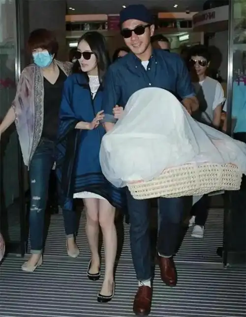 杨幂当年生孩子就跟逛街捡了个娃一样身材和颜值从来没输过