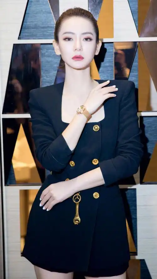 戚薇时尚霸气黑色西装写真