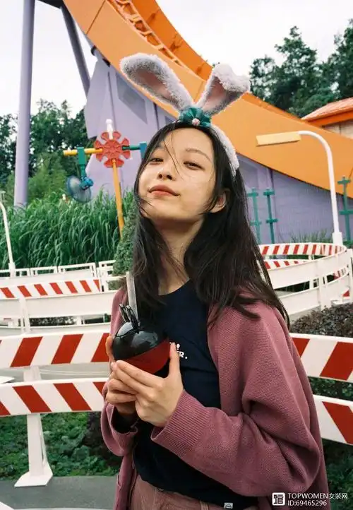 倪妮雨中撑伞成神图红色亮片吊带裙太惹眼气质清冷如贵妇