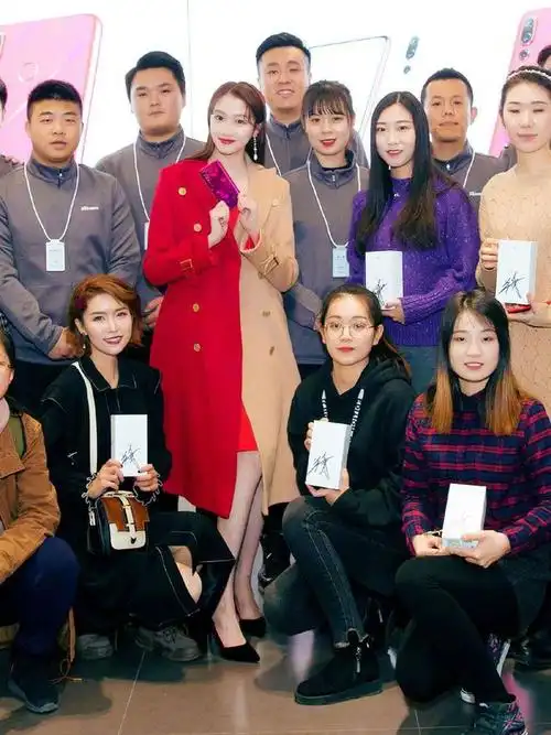 杨幂撞上关晓彤同穿拼接大衣终于知道腿细和腿长哪个更重要