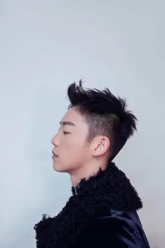 郑恺亮相周年派对 丝绒西装优雅帅气