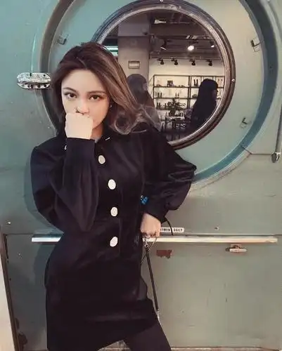 周扬青私下穿搭非常野!皮草大衣 紧身裤很霸气,气场强大颜值高