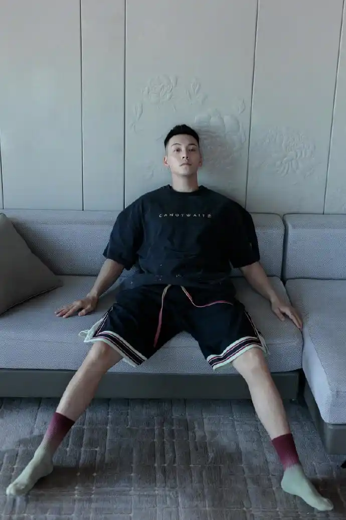 王嘉尔晒adidas新鞋陈伟霆潮牌火上热搜近期明星上脚太养眼