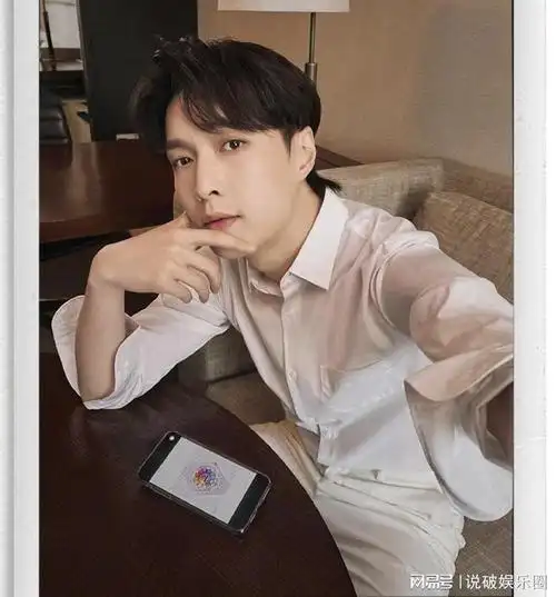 好年轻张艺兴在网上发自拍照一点也不像30岁