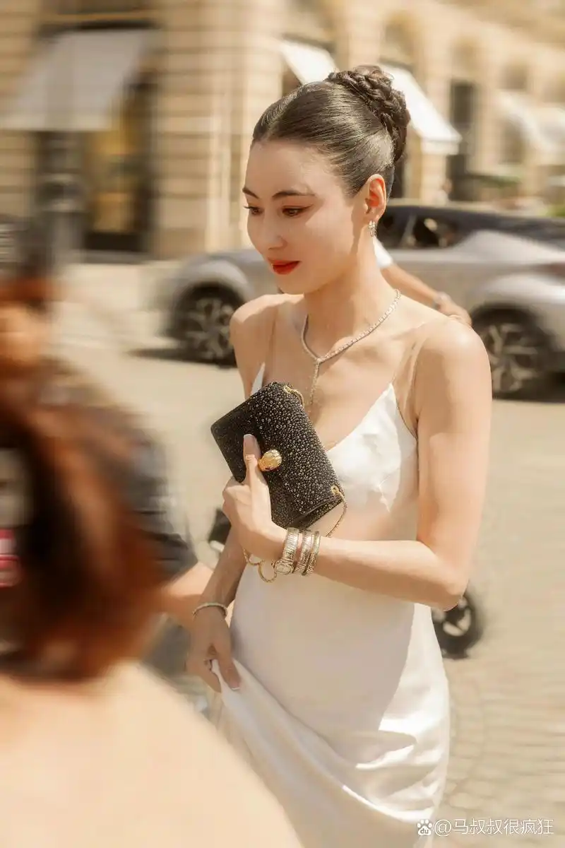 有媒体拍到张柏芝带三胎儿子玩耍,小宝宝拿着玩具活泼可爱.