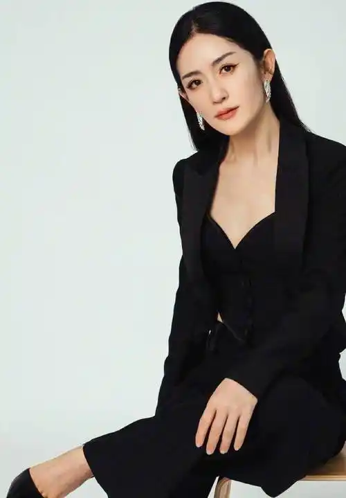 谢娜晒黑色西装造型写真 小秀蛮腰展现健身成果_个人_社交_平台