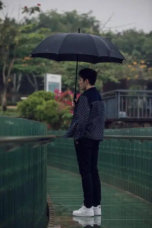李佳琦撑伞雨中漫步有意境 直播间外也是安安静静的美男子