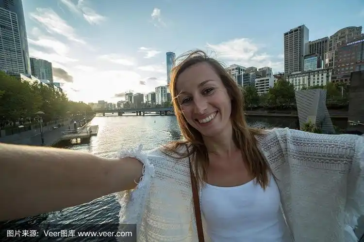一名白人女性在墨尔本自拍