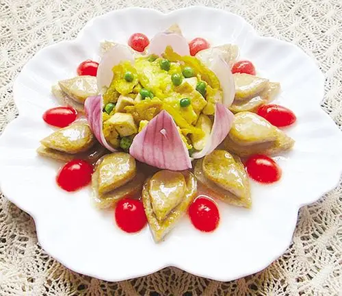 荷花豆腐豆腐300克,洋葱1棵,圣女果若干,青豆适量,食盐,淀粉,鸡精