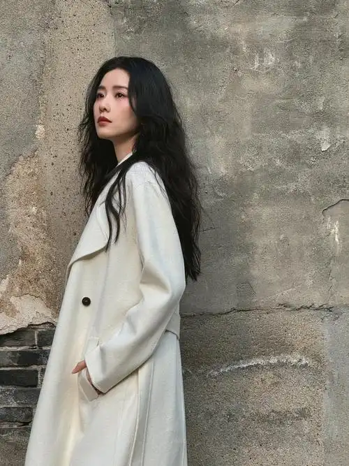 刘诗诗秋冬毛衣穿搭 蓬松卷发随性 闭眼甜笑温柔迷人散发治愈力量