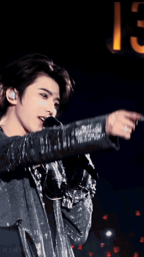 蔡徐坤超话cxkkun#蔡徐坤演唱会#  绝美蔡徐坤演唱会动图  ride or