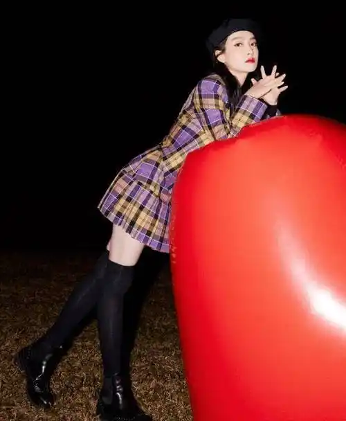 原创宋茜为证明自己身材好故意将裙子划开几道裂痕一般人真不敢穿