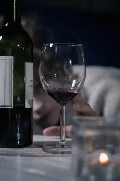 趴在桌子上喝醉酒的女人