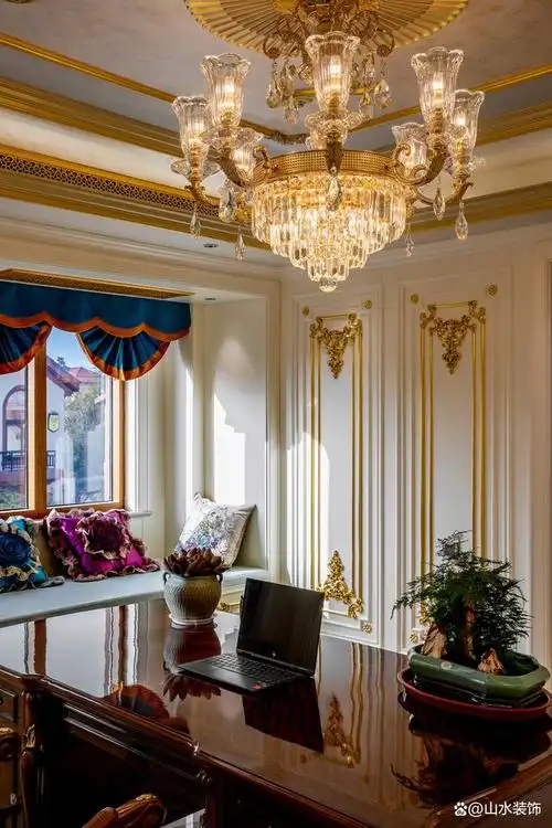 高挑空的布局,精致的雕花,奢华的水晶灯,宫廷风的装修气派十足,令人