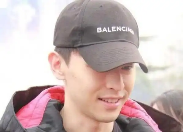 素颜照的邓伦原形毕露,原来邓伦你是长这样的啊!太接地气