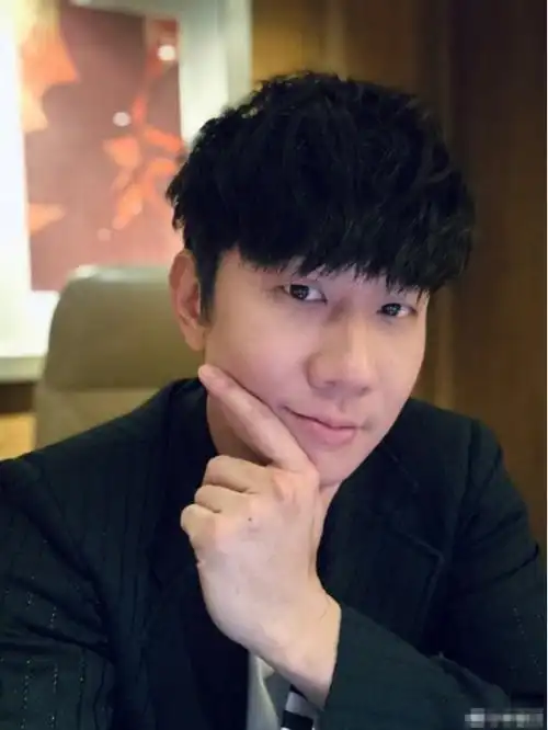 韩红凌晨发博为林俊杰庆生亲昵喊话爱你我的小刘海