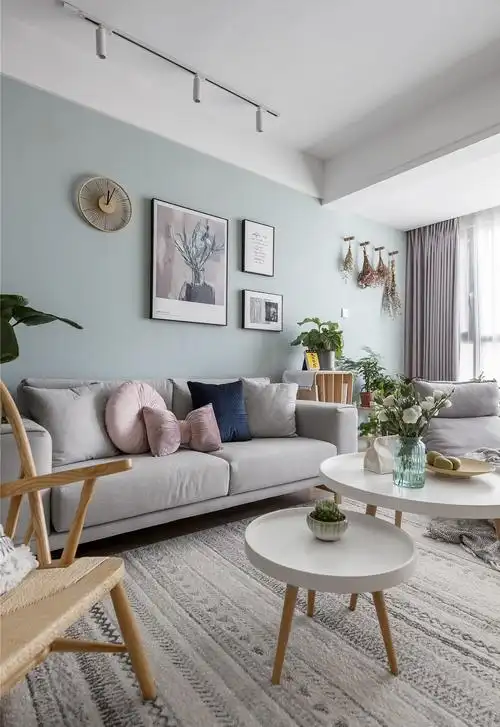 两居室现代简约客厅装修实景图片欣赏-极简风格小客厅布艺沙发装饰