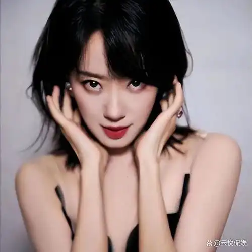 杨幂和张小斐居然是大学同学而且合影中两人基本都是靠在一起的