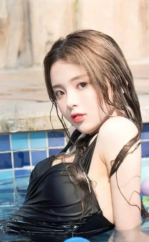 杨超越湿发泳装|杨超越_新浪新闻