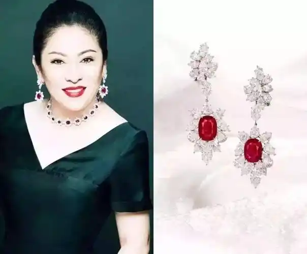 向太陈岚的首饰都有一个特点:大且贵