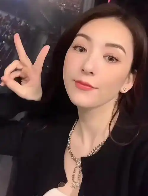 方媛带全家支持老公演唱会郭富城给妻女送飞吻俩女儿全程跟唱