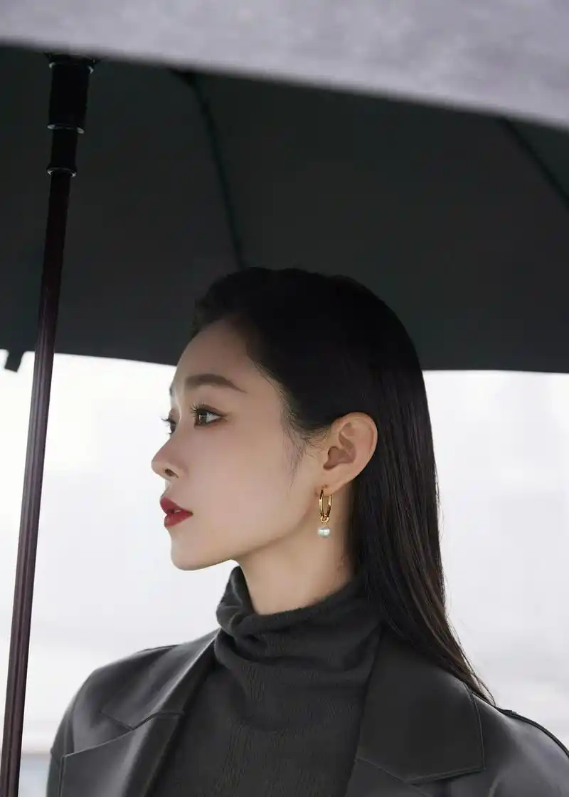 宋轶雨中朦胧氛围感大片 全黑皮衣造型利落潇洒