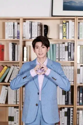 王源给你比心心,下面这张图真的好暖男风,像不像做饭等你回家的男朋友