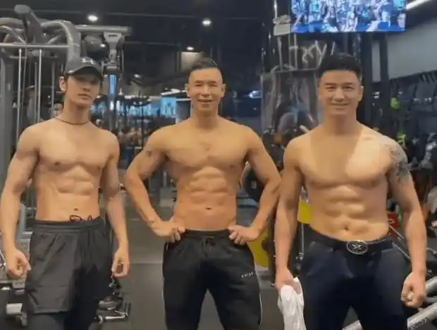 黄晓明晒最新健身肌肉照,腹肌凸起身材爆好魅力足