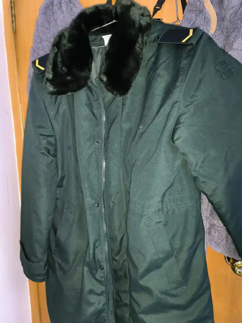 这是表哥对表弟的独宠,听说弟弟喜欢军大衣特意从部队把军大衣寄回家