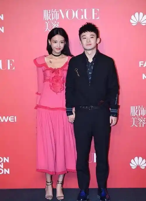 难得孙怡和老公同框,穿粉色裙子好看有点落伍,骨瘦如柴的身材受不了