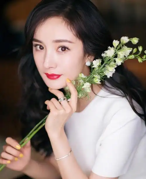 时尚干练的杨幂,惊艳迷人,温婉秀丽的写真照!__财经头条