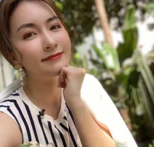 原创上海美女主持杨乐晒工作照和好友赵若虹调侃戏称塑料情