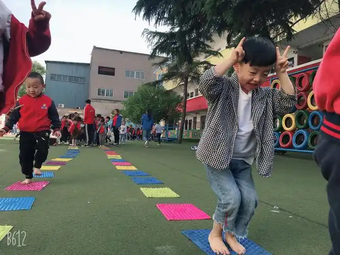 《克井蓝天幼儿园》朵朵一班——朵朵三班《好玩的指压板》