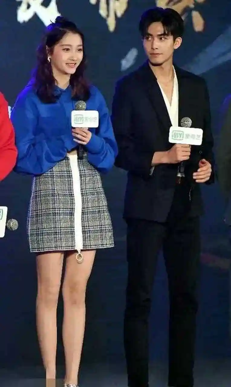 男明星和关晓彤站在一起,压力山巨大,也确实如此.她的净身高是172.
