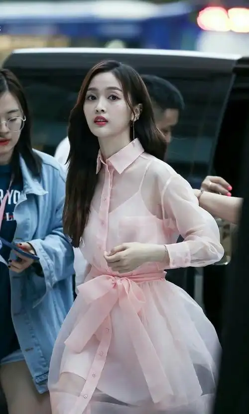 吴宣仪这初恋脸很浓厚,穿衣风格潇洒百变,不管怎样穿都自带仙气