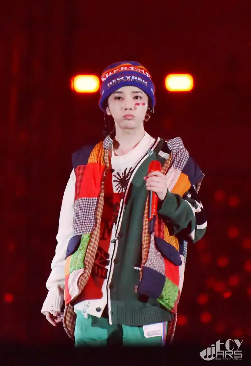 高速摄影机级别的抓拍 华晨宇喝水可爱表情大放送