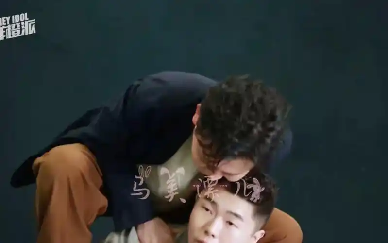 孟鹤堂周九良第一次见这么甜的写真拍摄现场