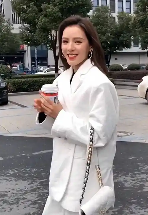 路人拍的张予曦上热搜,仰拍俯拍侧拍都扛住,努力扮丑自拍却美翻_镜头