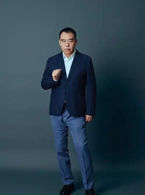 67岁陈凯歌携妻现身机场型男范不减陈红穿破洞牛仔赶潮流