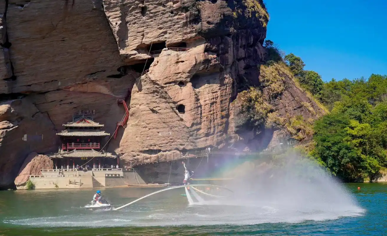 龙虎山一日游关于景点: 1,首先在龙虎山镇,有个古月水街,是新兴的,道