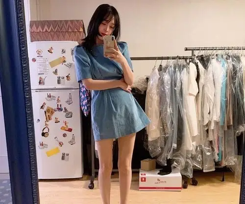 崔雪莉晒试衣照做粉丝福利,逆天长腿比美貌更抢镜