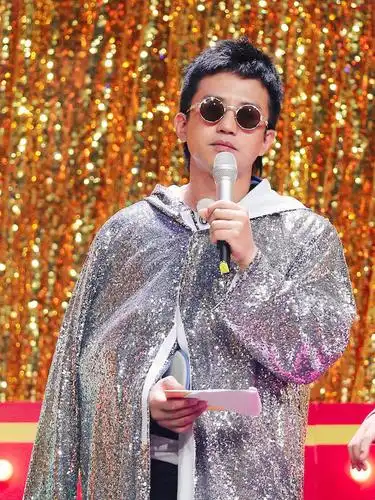 邓超《奔跑吧》泡沫大战 年中歌友会闪亮开唱