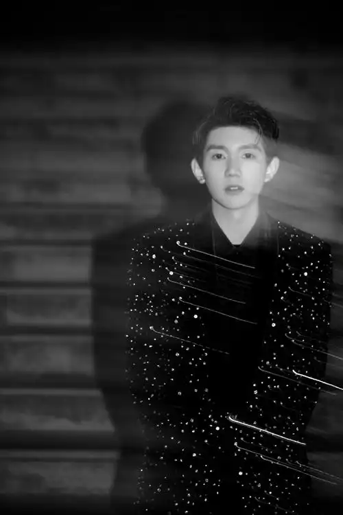 王源身着黑色西装 酷劲十足!