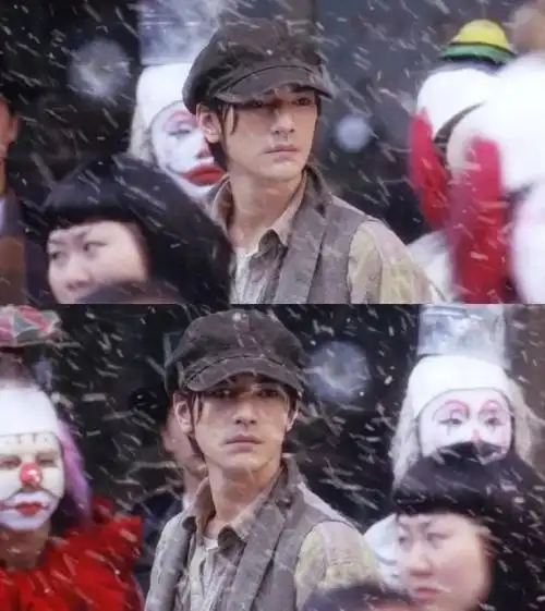十年无法忘怀,戏中戏时金城武戴着报童的帽子回眸,弹幕啧啧连声,为他
