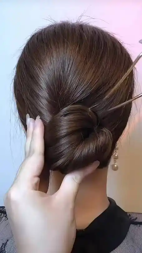 参加正式场合就扎这款花苞丸子头#发型教程#999款经典发型的微博视频