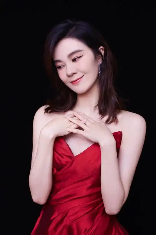 郁可唯红色抹胸裙性感写真图片34